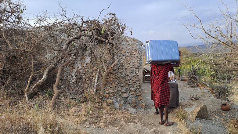 Masai ratnici u tradicionalnoj odeći,običaji  u Masai Lodge-u
